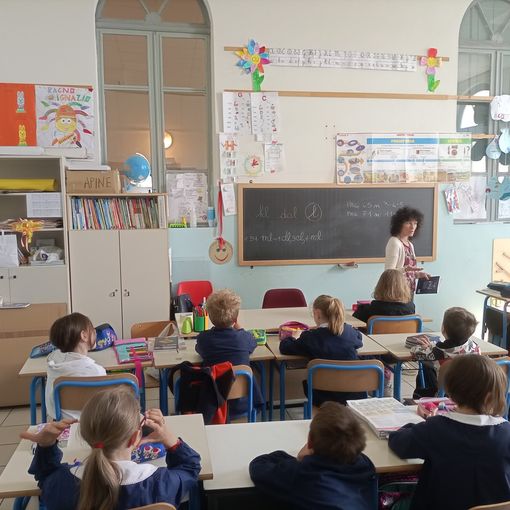 La giornalista e scrittrice Laura Nosenzo ritratta nel corso dell'incontro con gli alunni della IIG della Primaria di San Marzano Oliveto