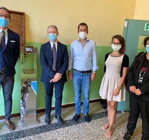 La consegna all'istituto Comprensivo