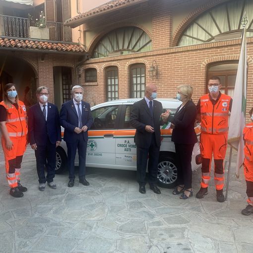 Il Rotary Club dona un'auto ibrida alla croce verde di Asti