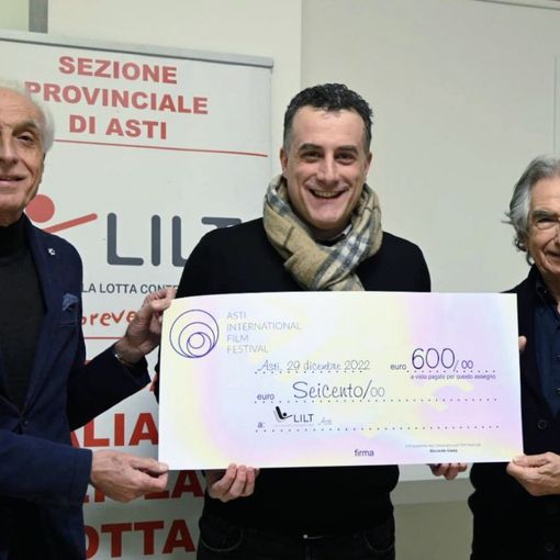 Due immagini (la seconda a fine articolo) inerenti la consegna dell'assegno alla LILT - Ph. Roberto Signorini