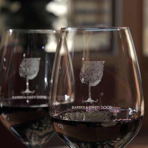 Bicchieri con il logo del Consorzio Barbera d'Asti e Vini del Monferrato