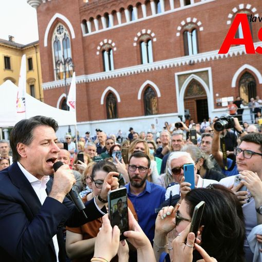 Alcuni momenti del comizio di questa sera in piazza Roma (Galleria fotografica a cura di Merfephoto - Efrem Zanchettin)