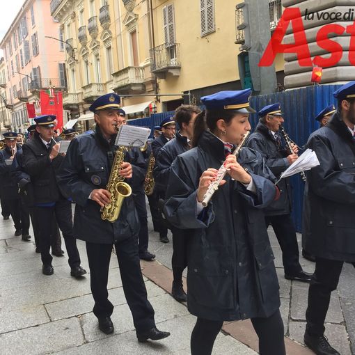 Asti commossa apre le porte al 25 aprile, ricordando chi è morto per resistere (FOTO E VIDEO)