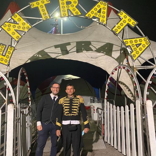 Marcello Coppo con un inserviente del circo Medini