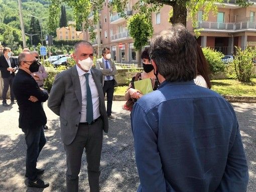 Il sottosegretario Costa durante la visita a Savona