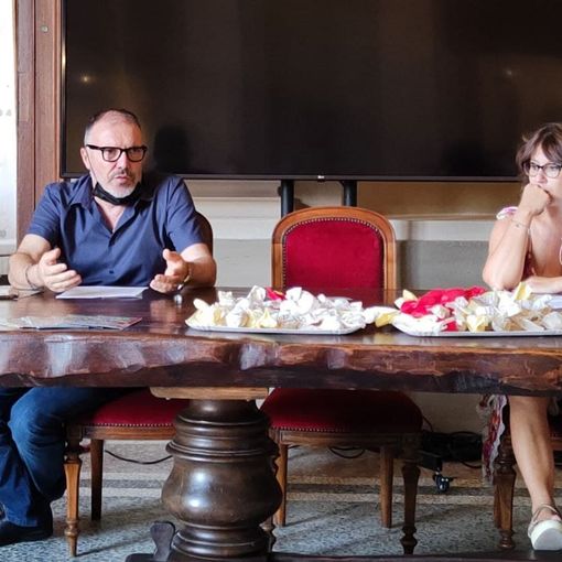 Il sindaco Cavallero ritratto con la sua vice Tanya Arconi