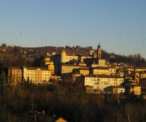 Una vista di Costigliole d'Asti con l'imponente castello