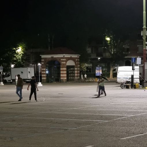 Gli stalli di piazza del Palio alla sera diventano un campo da cricket [FOTO E VIDEO]