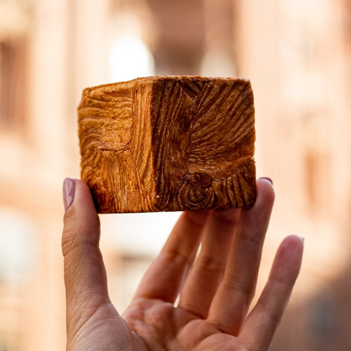 La nuova tendenza della colazione astigiana è il croissant al cubo