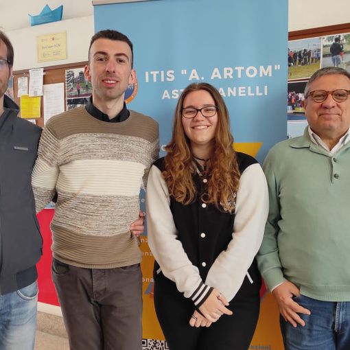 Samantha Porzio con gli insegnanti che l'hanno seguita nel progetto &quot;CyberTrials&quot;