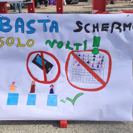 Uno dei cartelli esposti nell'ambito della manifestazione costigliolese anti DAD