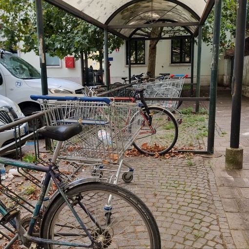 Alcune immagini del degrado che affligge la zona della stazione