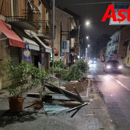 Corso Casale senza pace: pirata della strada distrugge un dehor e si dà alla fuga [GALLERIA FOTOGRAFICA]