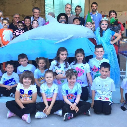 &quot;Nasce&quot; un delfino a Vigliano. Costruito da bambini è stato presentato durante la festa di fine anno