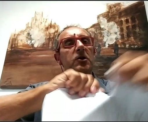 Il fermo immagine del momento in cui Cerruti ha platealmente stracciato la risposta del sindaco alla sua interpellanza