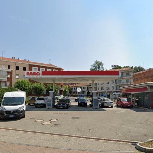 Il distributore dismesso di piazza Torino, ad Asti