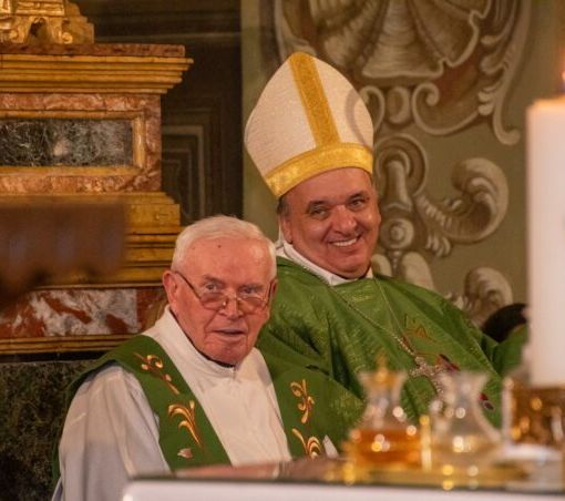 Don Lino Cane e monsignor Brunetti, vescovo di Alba (foto di Toni Sergio Carbone)
