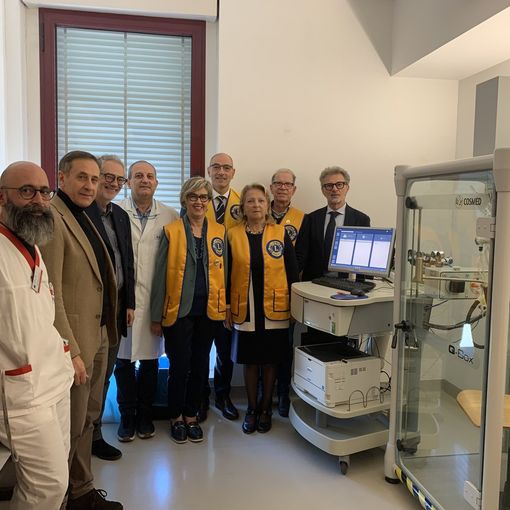 La nuova spirometria nel reparto di Pneumologia. Il direttore generale dell’Asl At Francesco Arena con il primario Alessandro Mastinu, il Caposala Andrea Tagliabue e la delegazione del Lions Asti Host: Simona Bottero, Francesco Scalfari, Roberto Iannuzzi, Paolo Camagna, Silvana Bertolotti, Andrea Brignolo.
