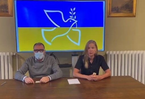 Elena Novikova con il sindaco di Costigliole d'Asti Enrico Alessandro Cavallero