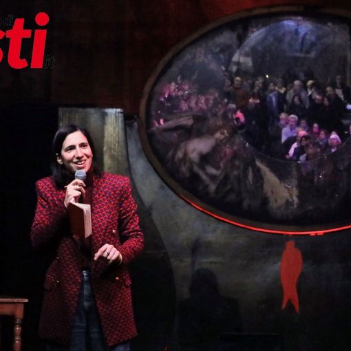 Elly Schlein sul palco del Diavolo Rosso