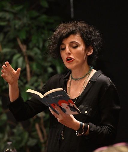 Enrica Tesio ritratta in un immagine di scena