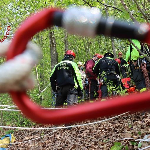Immagine, d'archivio, di personale SAF impegnato in un'esercitazione in aperta campagna