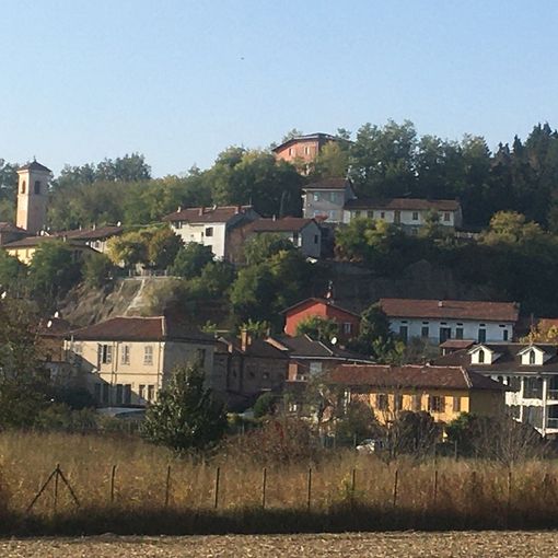 Il castello e il versante collinare su cui si interverrà a protezione dell'abitato