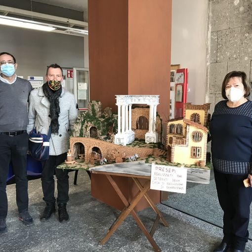 Assessore Mariangela Cotto con presepe