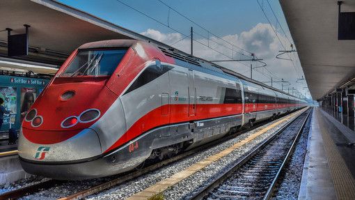 Il Governo fa dietrofront sui treni: Speranza ripristina l'obbligo del distanziamento sui convogli