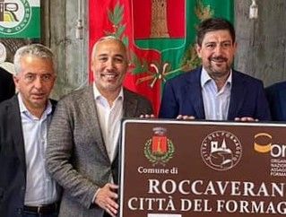Vergellato (primo da destra) ritratto con il vicepresidente della Regione Piemonte Fabio Carosso (al centro) e l'assessore regionale all'Agricoltura Marco Protopapa in occasione di un evento