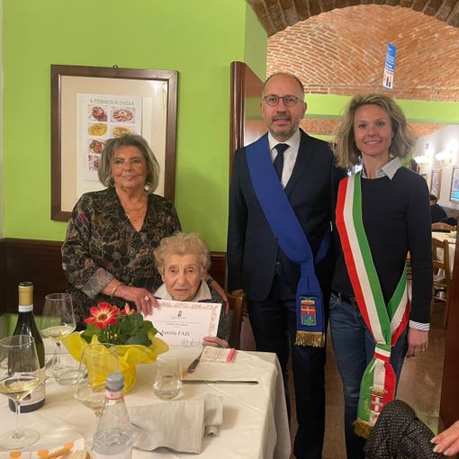 Nella foto con la neo centenaria, la figlia Graziella, il Presidente della Provincia Maurizio Rasero e il Vice Sindaco del Comune di Asti Stefania Morra.