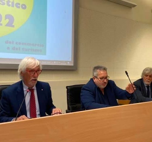 Nella foto, da sinistra a destra: Fenoglio, Calella e il direttore di Confcommercio Claudio Bruno