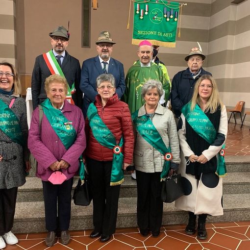 Foto di Gruppo con le madrine alla festa degli Alpini