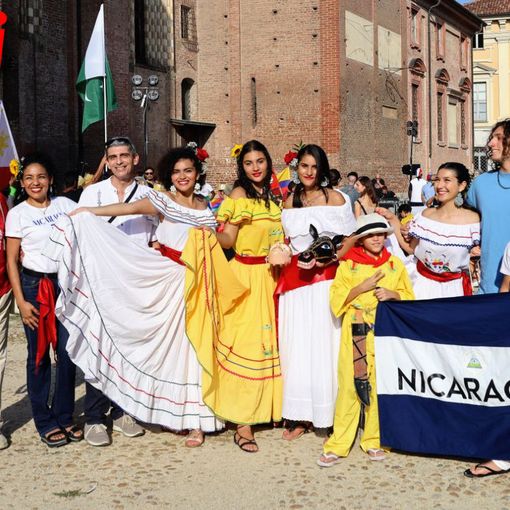 Asti saluta  il Festival dei Popoli: colori suoni, bellezza, armonia e integrazione [FOTOGALLERY]