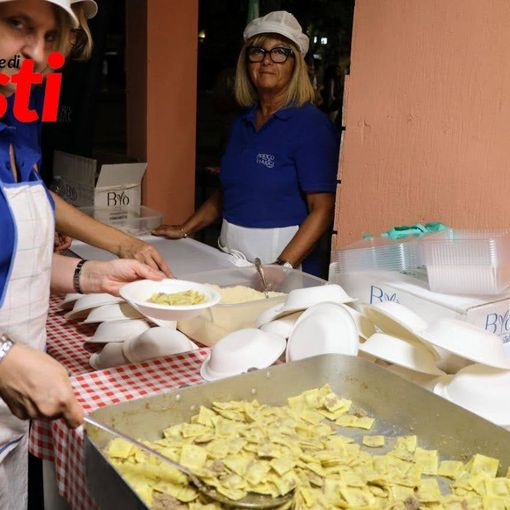Un volontario di una pro loco, impegnato in occasione del recente Festival delle Sagre (ph. Merfephoto - Efrem Zanchettin)