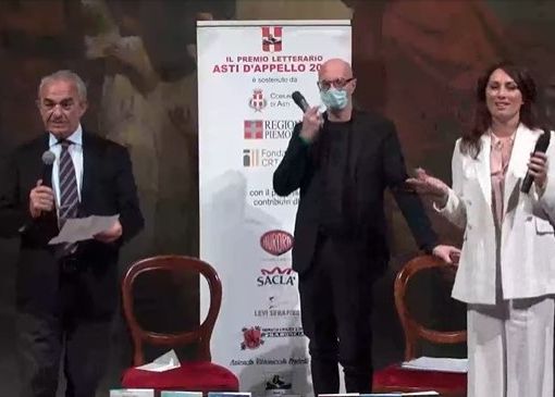 Il presidente dell'Asti d'Appello con i conduttori della finale