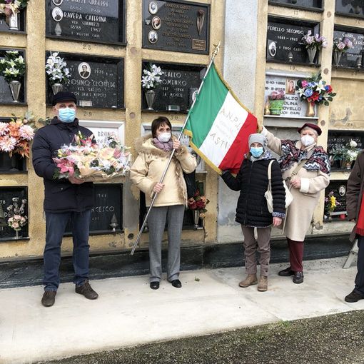 Cimitero di sti. La delegazione dell’Anpi provinciale davanti alla tomba della famiglia Ombra