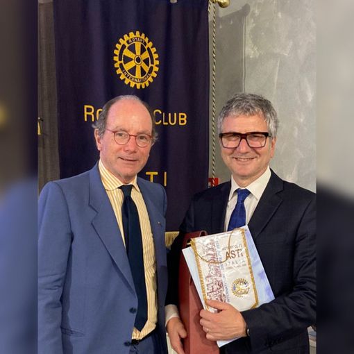 Domenico De Gaetano omaggiato dal presidente del Rotary Luigi Florio al termine della serata