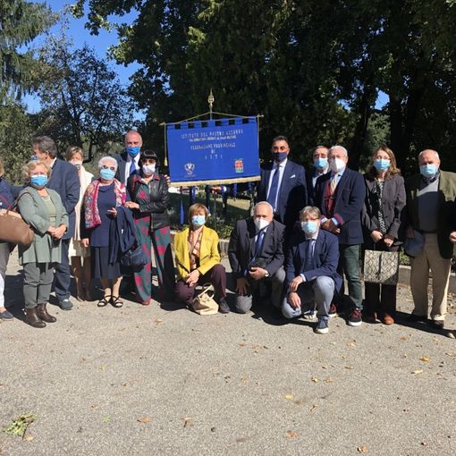 I soci di Asti del Nastro Azzurro intorno al Labaro della Federazione