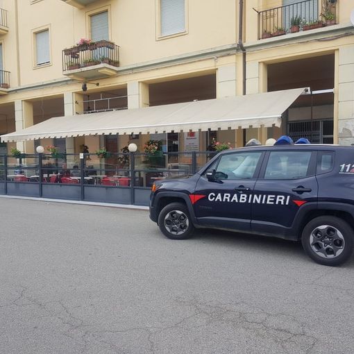 A Moncalvo 5 giovani durante una rissa si tirano anche le sedie del bar. Denunciati dai carabinieri