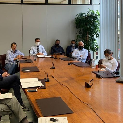 Al centro il presidente della Provincia Paolo Lanfranco, a destra, in secondo piano, il dirigente ai trasporti della Provincia Roberto Imparato, il dirigente Angelo Marengo, in prima linea il vicepresidente della Regione Piemonte Fabio Carosso, il vicepresidente della Provincia di Asti Francesca Ragusa, il consigliere provinciale Andrea Gamba, a sinistra, l’assessore ai Trasporti della Regione Piemonte Marco Gabusi, il consigliere provinciale Ivan Ferrero, il responsabile Servizio Trasporti della Provincia Mauro Rolla