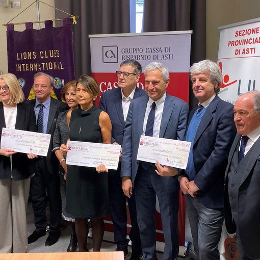La consegna degli assegni