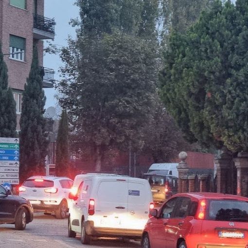 Auto in coda per immettersi in corso Don Minzoni