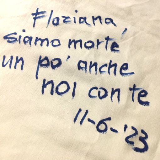 frasi sulle lenzuola lasciate dai visitatori e dai carabinieri di Mombaruzzo