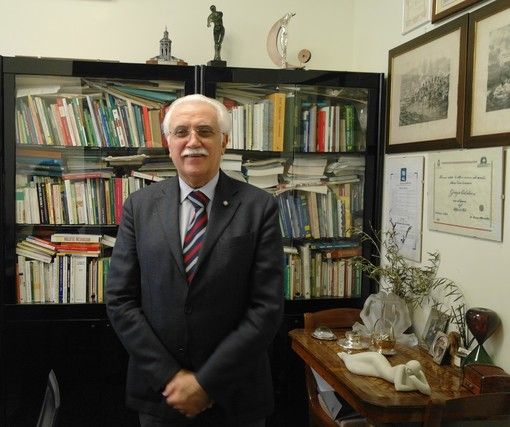 Il professor Giorgio Calabrese nel suo studio astigiano