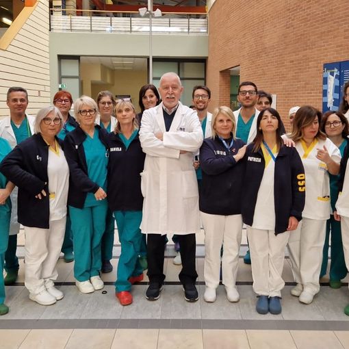 Il dottor Grassini con lo staff del reparto da lui diretto