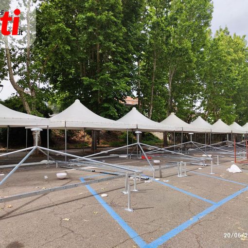 Piazza del Palio in allestimento per il Raduno dei Paracadutisti