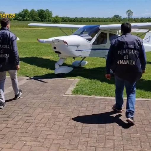 La Guardia di Finanza di Asti sequestra 17 aeromobili in diverse località italiane