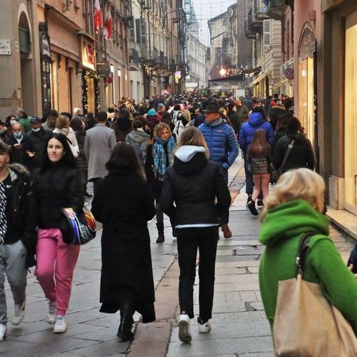 Foto d'archivio di persone a passeggio lungo corso Alfieri