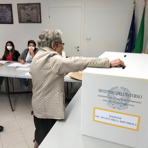 Alcune immagini (le successive a fine articolo) della presenza al seggio di 'nonna Germana'